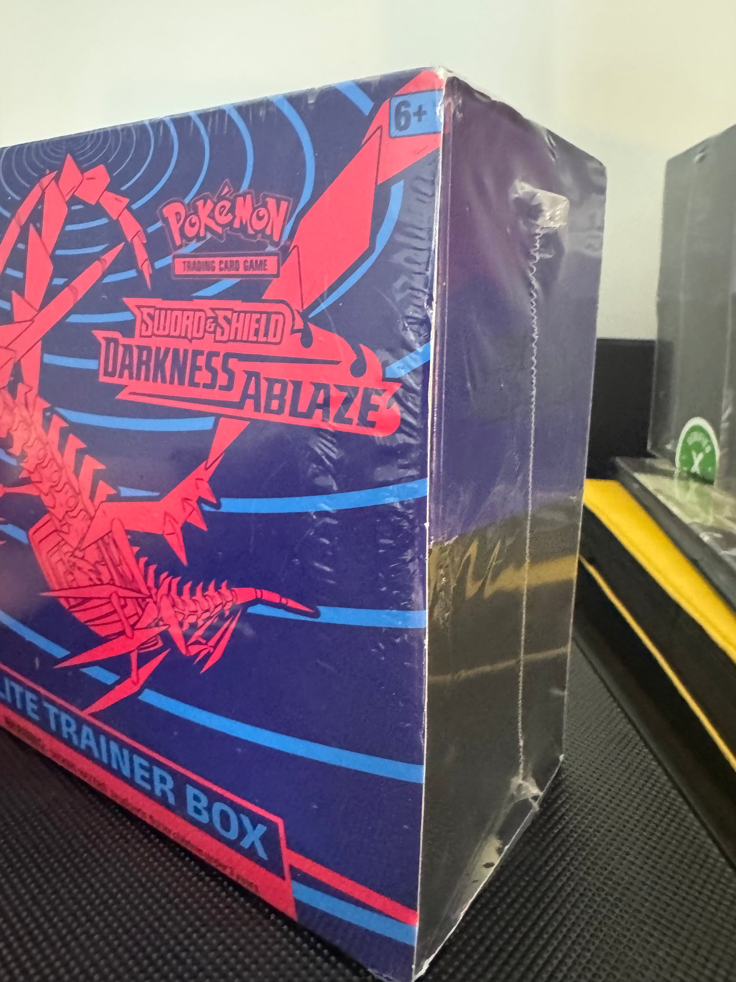 Pokémon Darkness Ablaze Elite trainer box